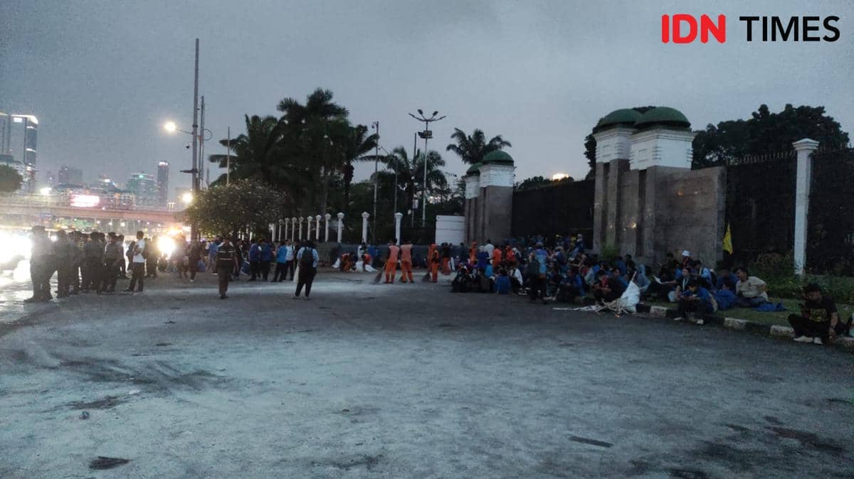 Demo PMII di DPR Bubar, Sebagian Massa Istirahat Sambil Swafoto