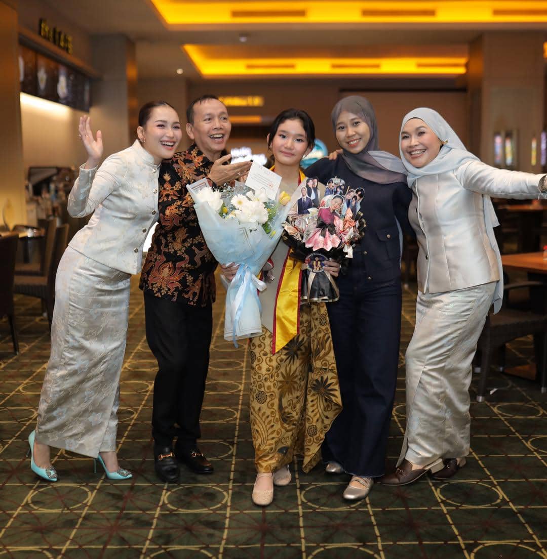 gaya Ayu Ting Ting di wisuda anaknya 