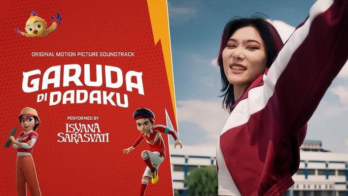 Seorang perempuan mengenakan jaket merah putih tersenyum dengan latar gedung, di samping poster film animasi Garuda di Dadaku.
