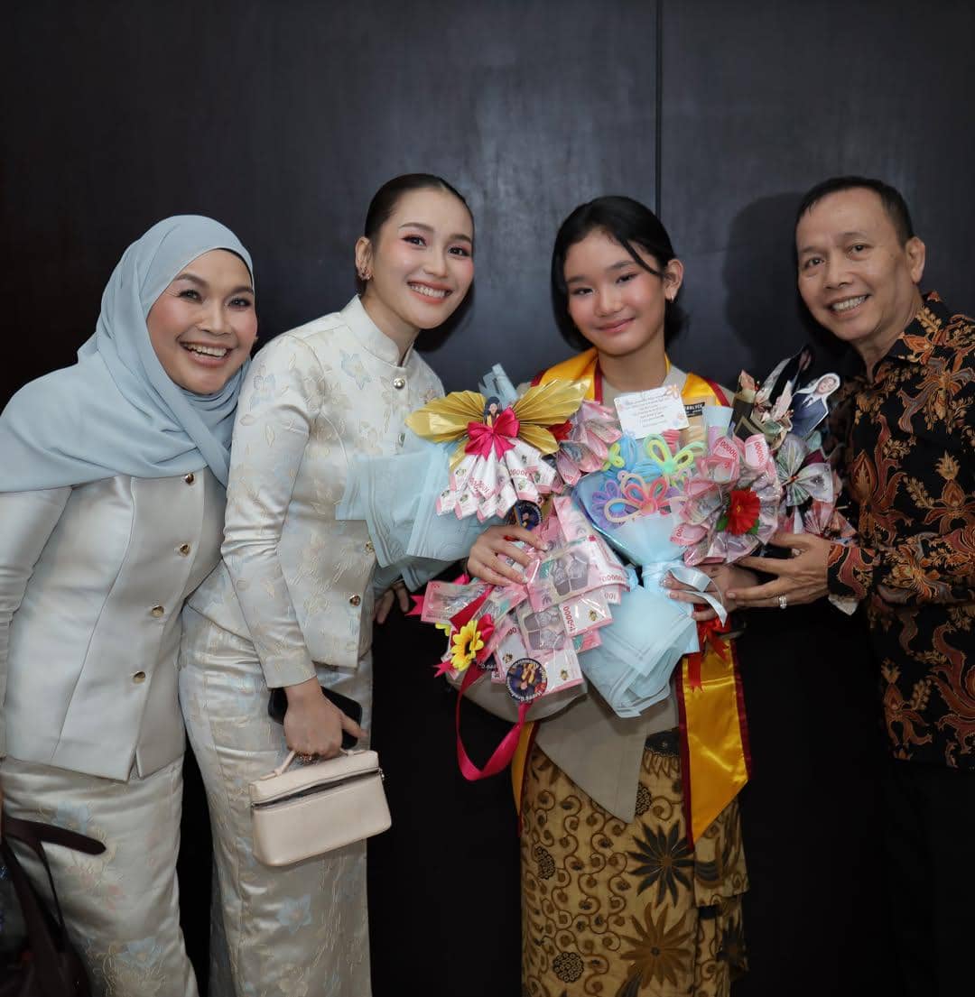 gaya Ayu Ting Ting di wisuda anaknya