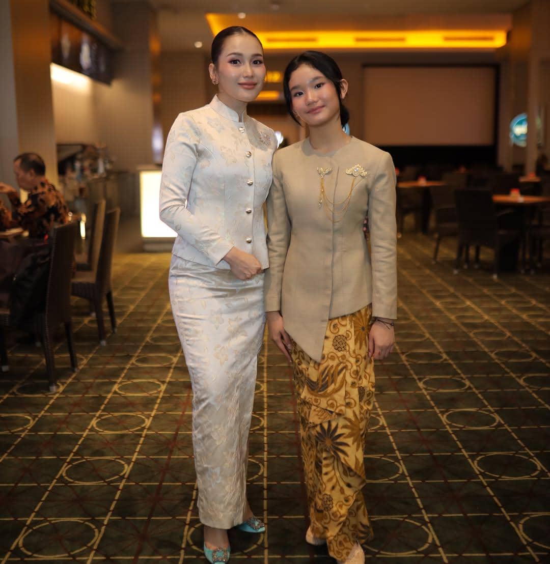 gaya Ayu Ting Ting di wisuda anaknya