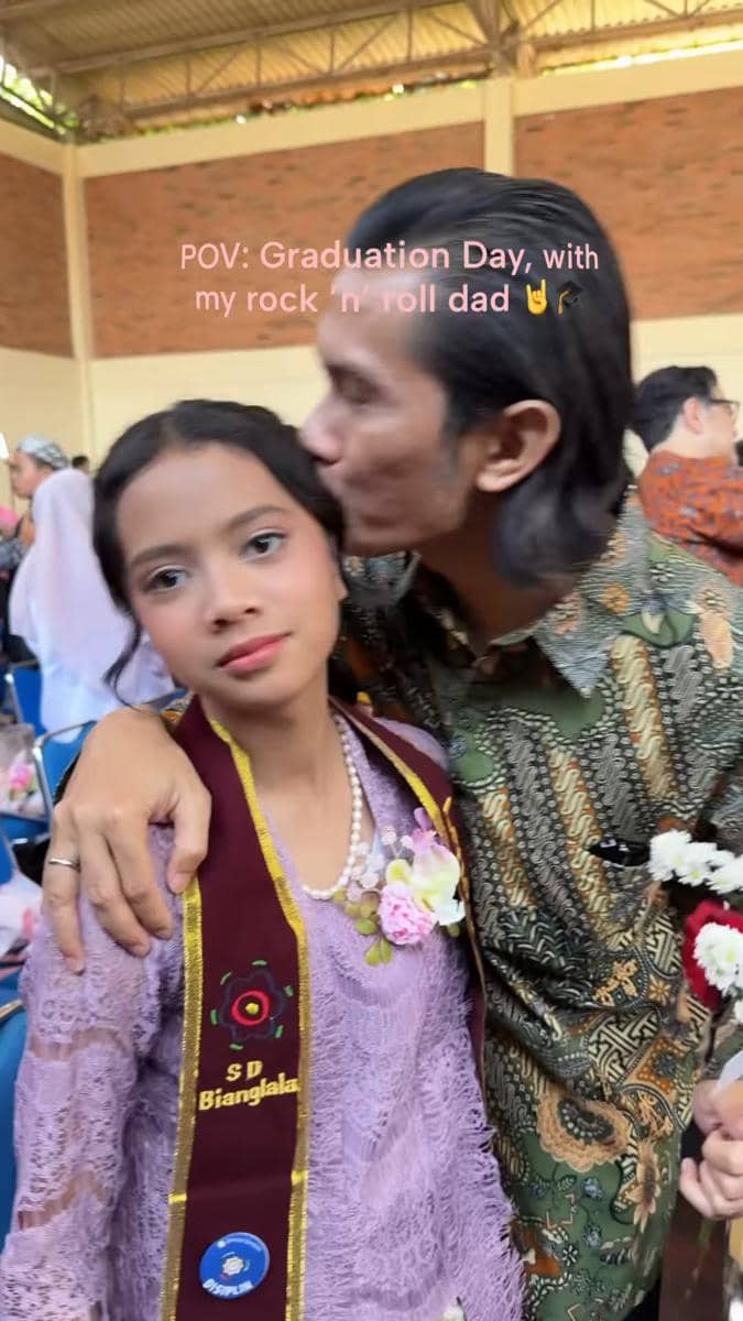 Tria hadiri wisuda putri pertamanya bersama istri. Ia mengenakan outfit batik di hari penting putrinya (instagram.com/dhaturembulan)