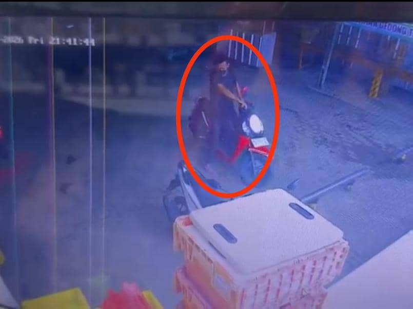 Detik-detik Motor Warga Pesawaran Dicuri di Minimarket Terekam CCTV