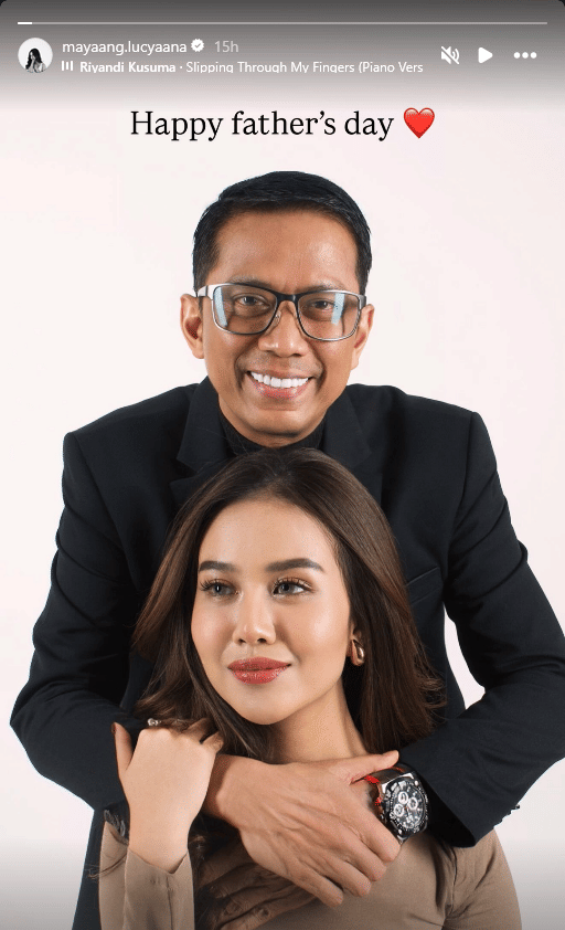Doddy Sudrajat berpelukan dengan Mayang sambil tersenyum di depan kamera untuk merayakan Hari Ayah Sedunia 2026.