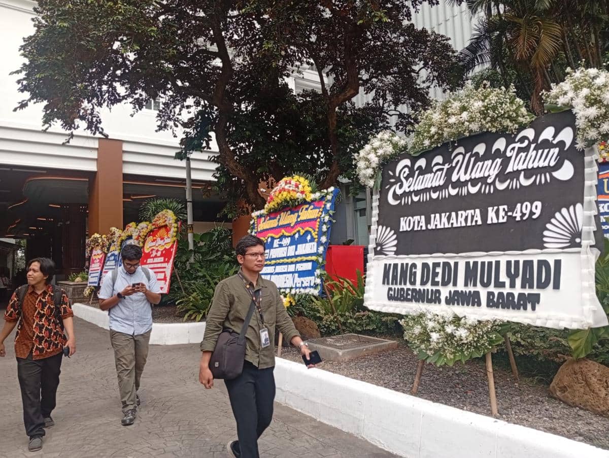 Rangkaian bunga ucapan HUT DKI Jakarta di Balai Kota, Senin (22/6/2026). (IDN Times/Dini Suciatiningrum)