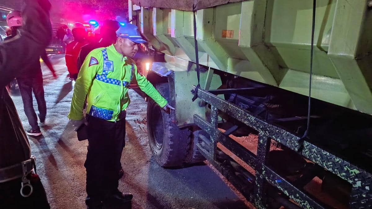 Diduga Hilang Konsentrasi, Pemotor di Bandung Tewas Usai Tabrak Truk