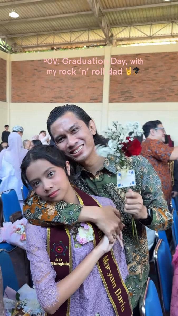Momen Tria The Changcuters hadiri wisuda putri pertamanya (instagram.com/dhaturembulan)