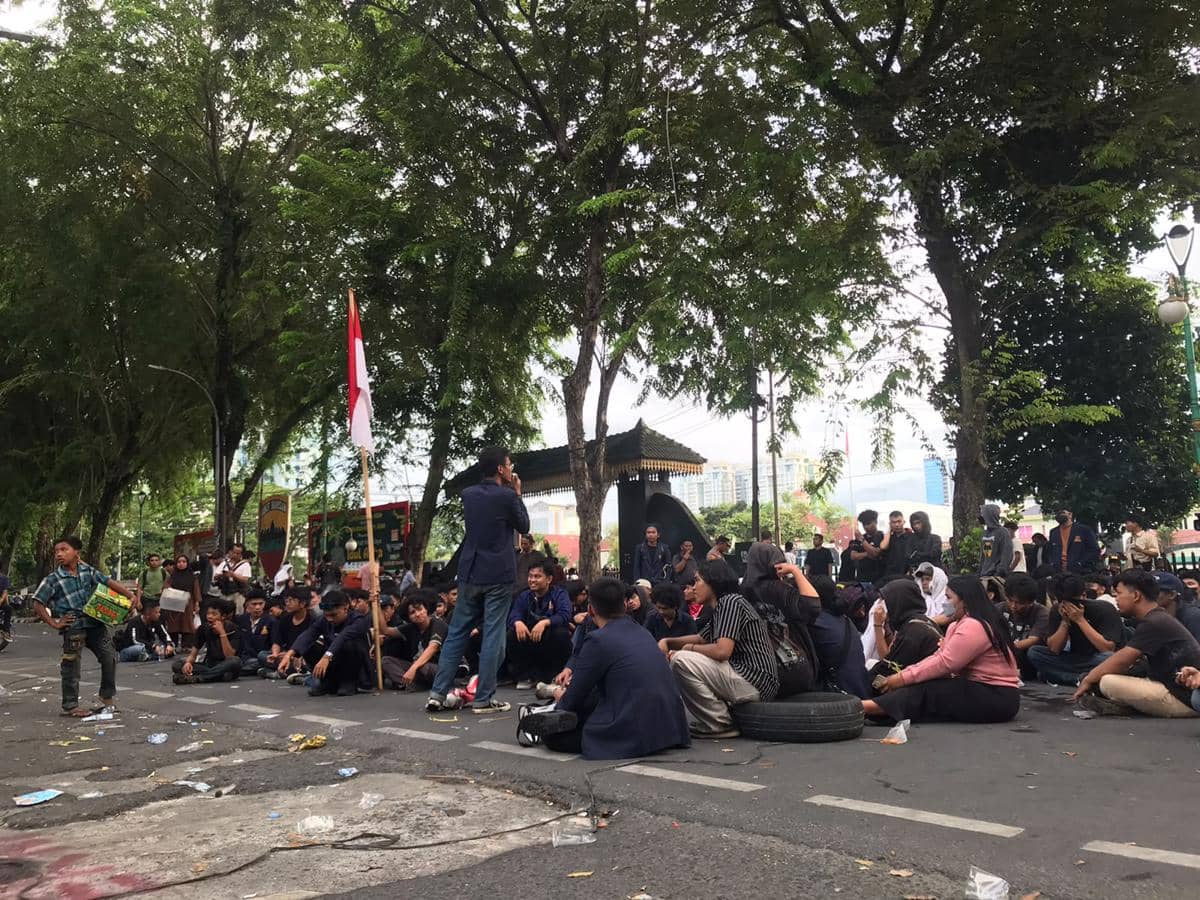Mahasiswa Nommensen Demonstrasi di DPRD Sumut: Adili Prabowo-Gibran 