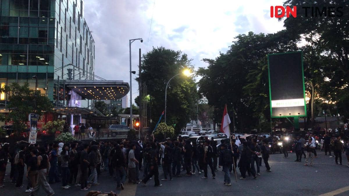 Tidak Ditemui Ketua DPRD Sumut, Massa Nommensen Robohkan Gerbang