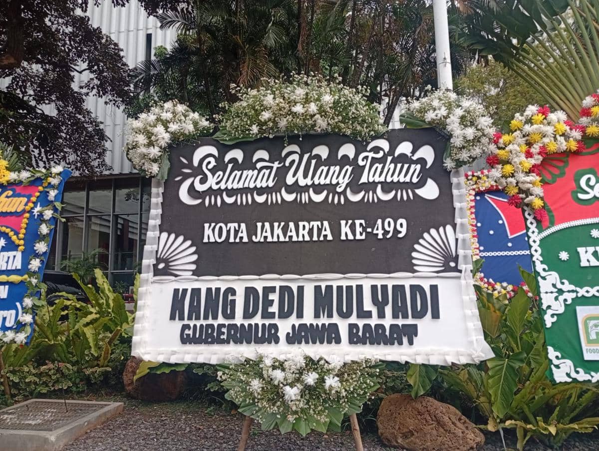Gubernur Jabar KDM Kirim Papan Bunga Hitam Putih HUT Jakarta, Mencolok!