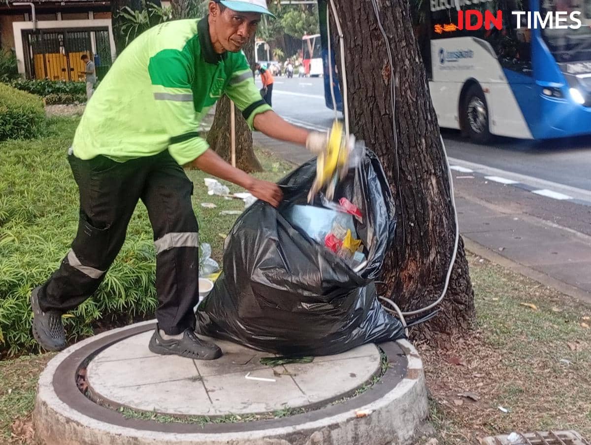 Sampah bertebaran usai demo dukung MBG kawasan Monas, Senin (22/6/2026). (IDN Times/Dini Suciatiningrum)