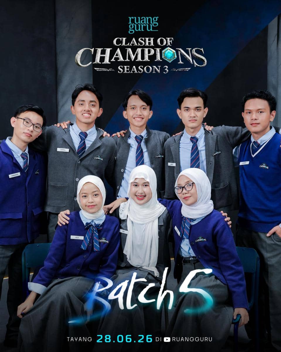 Delapan peserta Clash of Champions Season 3 mengenakan seragam abu-abu dan biru berpose bersama di depan latar bertuliskan Batch 5.