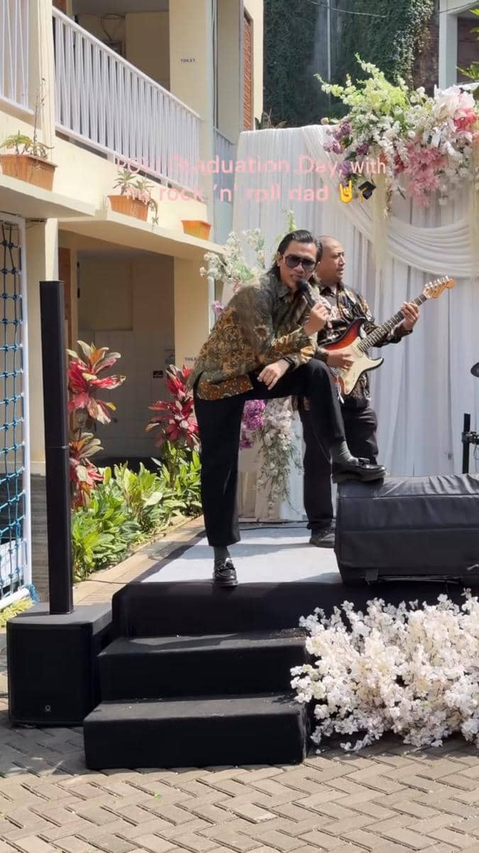 Potret Tria The Changcuters manggung di acara wisuda anak (instagram.com/dhaturembulan)
