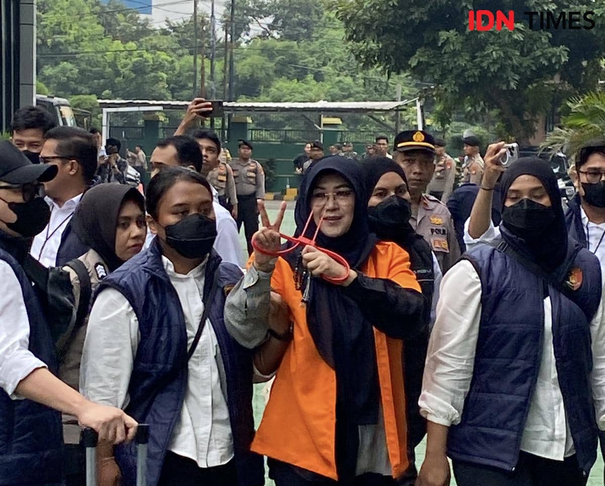 Roy Suryo dan Dokter Tifa Tiba di Kejari Jaksel Pakai Baju Tahanan
