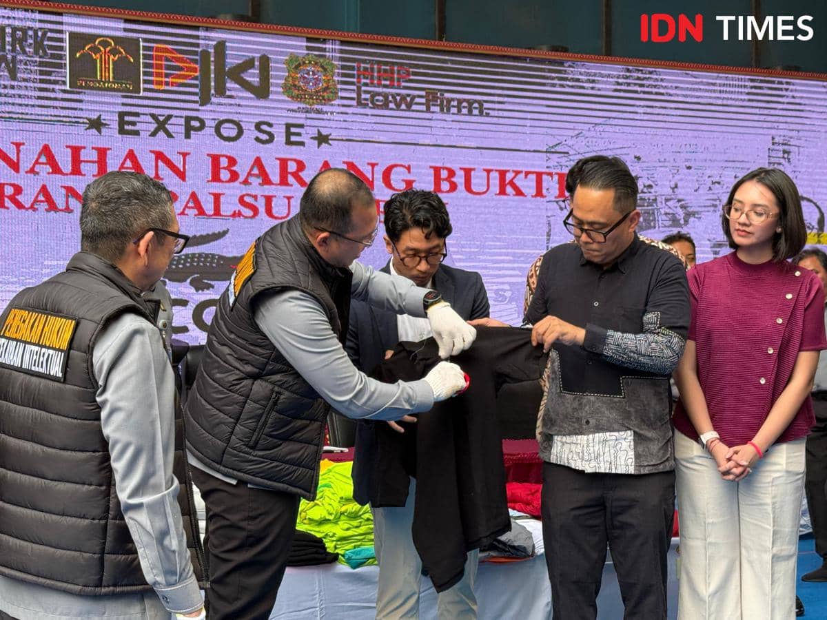 DJKI musnahkan 567 barang KW Lacoste, Senin (22/6/2026). (IDN Times/Zahira Hilman)