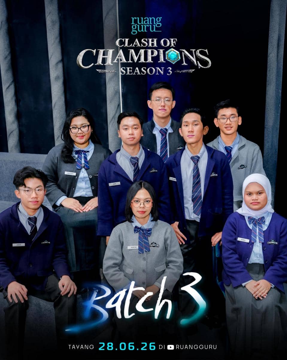 Delapan peserta Clash of Champions Season 3 Ruangguru berpose bersama mengenakan seragam abu-abu dan biru dengan latar bertema kompetisi.