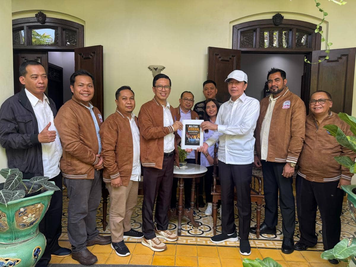 Jajaran organisasi Militan Gibran Nusantara (MGN) bertemu dengan Presiden Ketujuh RI, Joko "Jokowi" Widodo di kediaman Jokowi, Solo, Jawa Tengah (dok. MGN) 