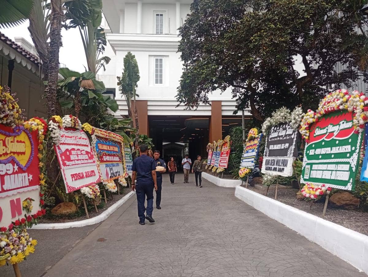 Rangkaian bunga ucapan HUT DKI Jakarta di Balai Kota, Senin (22/6/2026). (IDN Times/Dini Suciatiningrum)