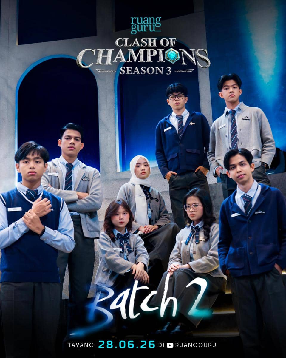 Delapan peserta muda mengenakan seragam sekolah berdiri dan duduk di tangga dengan latar bertuliskan Clash of Champions Season 3 Ruangguru.