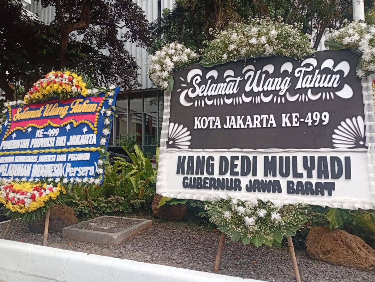 Rangkaian bunga ucapan HUT DKI Jakarta di Balai Kota, Senin (22/6/2026). (IDN Times/Dini Suciatiningrum)