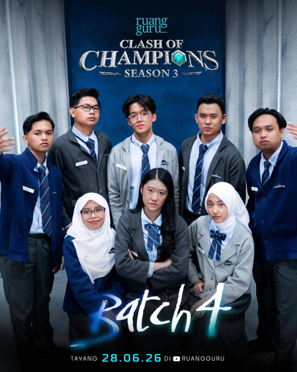 Delapan peserta muda mengenakan seragam sekolah berpose di depan latar bertuliskan Ruangguru Clash of Champions Season 3 Batch 4.