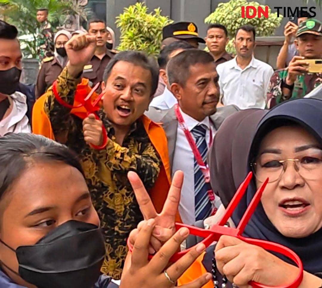 Sempat Menolak, Roy Suryo Kini Pakai Baju Tahanan dan Tangan Diborgol