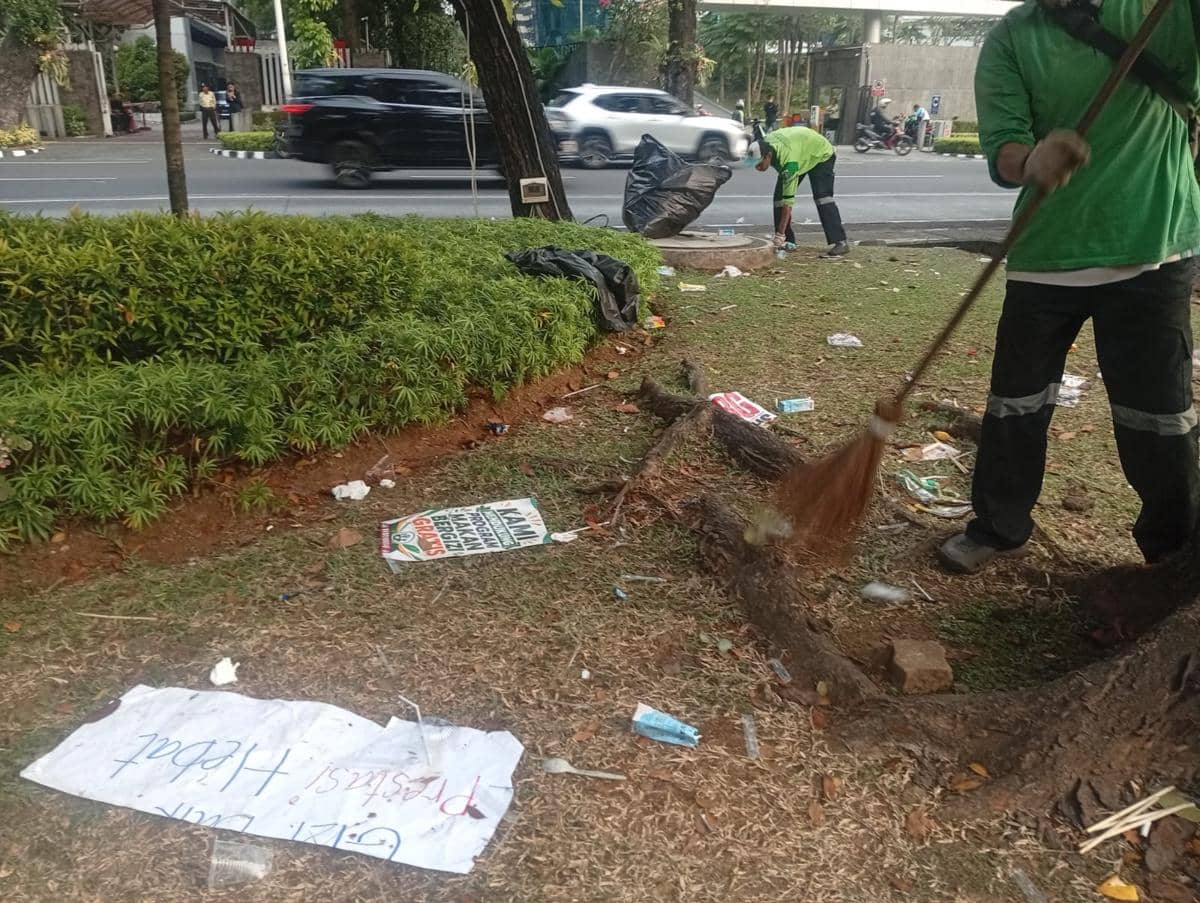 Sampah bertebaran usai demo dukung MBG kawasan Monas, Senin (22/6/2026). (IDN Times/Dini Suciatiningrum)