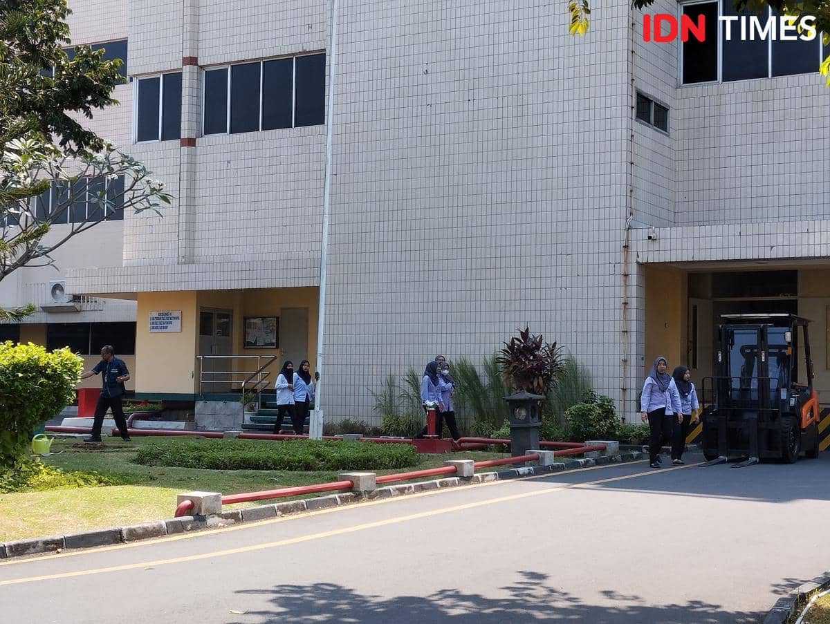 Aktivitas sejumlah pekerja pabrik PT Phapros Tbk di Semarang. (IDN Times/Dhana Kencana)