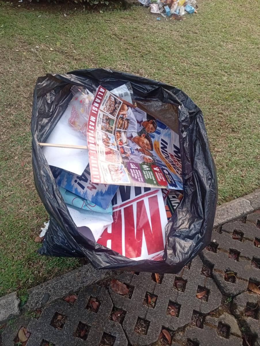 Sampah bertebaran usai demo dukung MBG kawasan Monas, Senin (22/6/2026). (IDN Times/Dini Suciatiningrum)