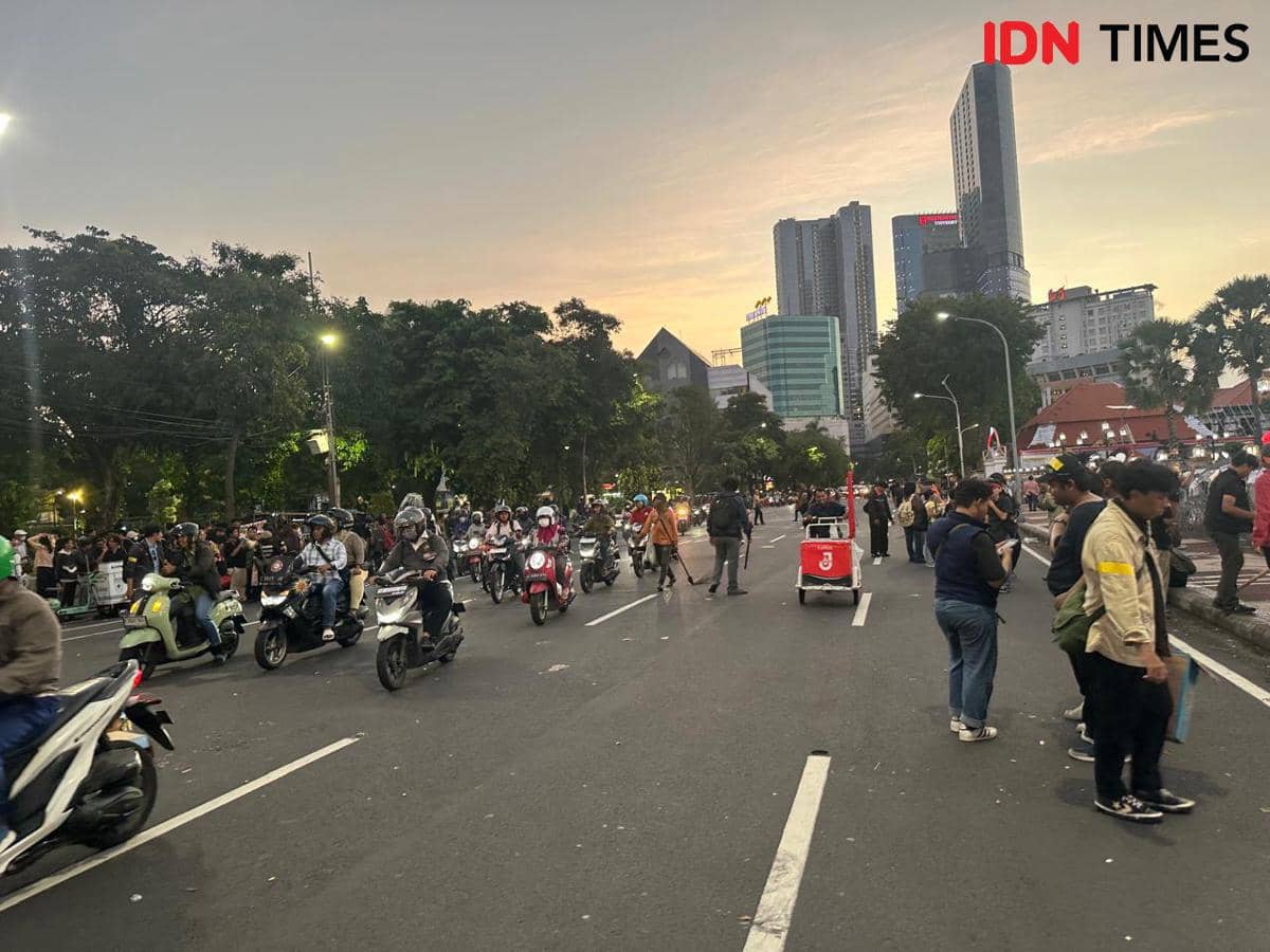 Demo Grahadi Bubar Damai, Massa Tetap Desak Prabowo-Gibran Mundur