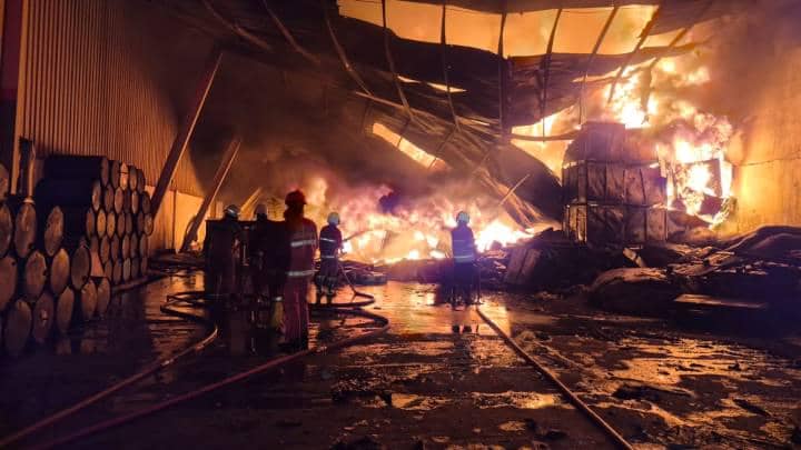 Kebakaran Pabrik Karet di Cipondoh Tangerang, 95 Personel Damkar Dikerahkan