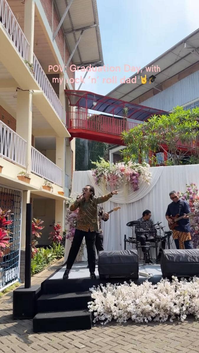 Potret Tria The Changcuters manggung di acara wisuda anak (instagram.com/dhaturembulan)