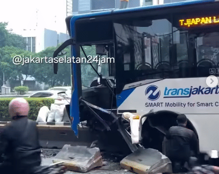 Bus Transjakarta Tabrak Separator Beton di Cikoko, Tak Ada Korban