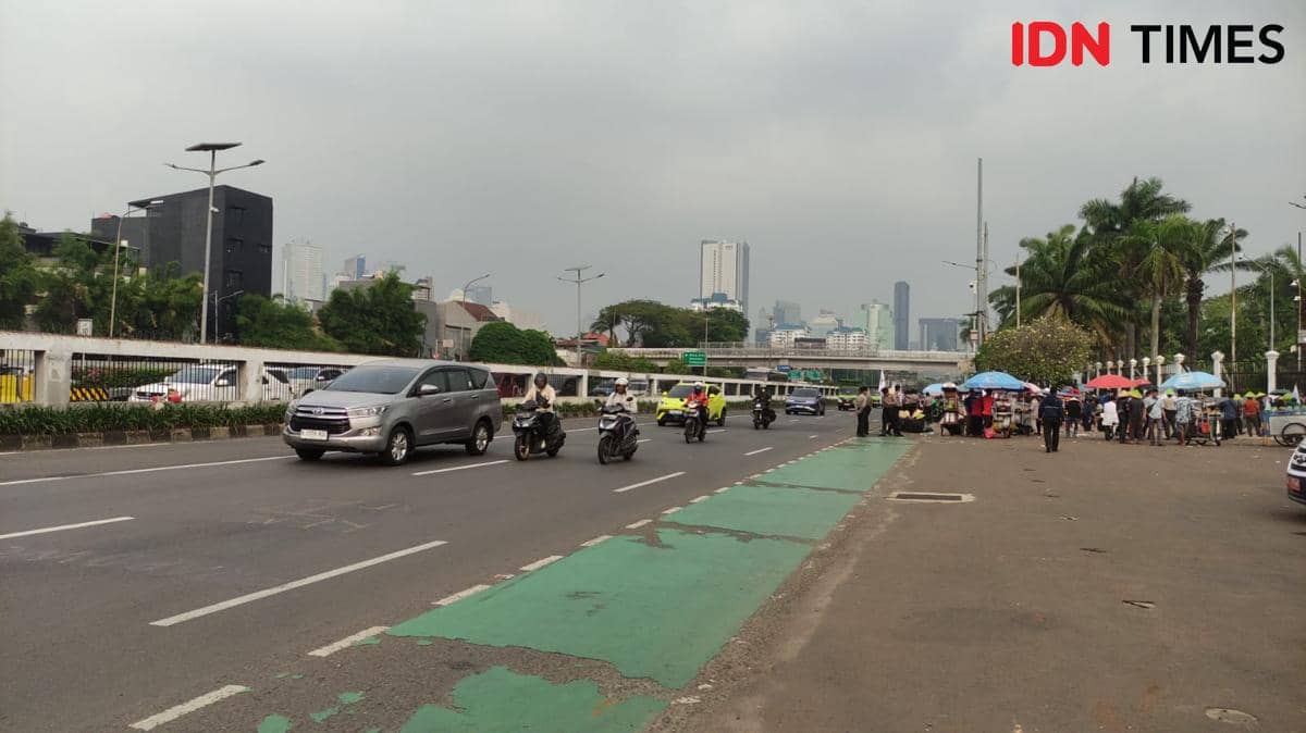 Massa Demo PMII Long March dari GBK ke Depan Gedung DPR