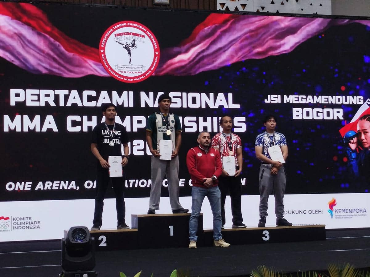 Para atlet MMA berdiri di podium penerimaan medali pada Kejurnas MMA 2026 yang digelar Pertacami di Bogor, dengan latar panggung bertuliskan kejuaraan nasional.