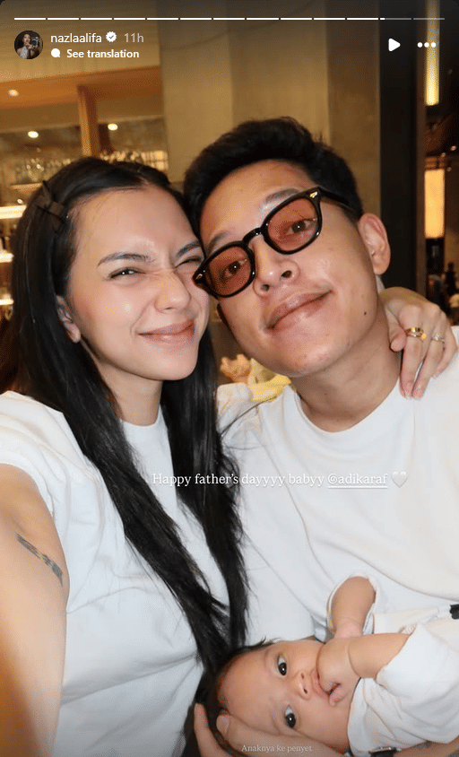 Nazla Alifa dan Adikara berpose bersama sambil menggendong bayi di dalam ruangan, mengenakan pakaian berwarna putih.