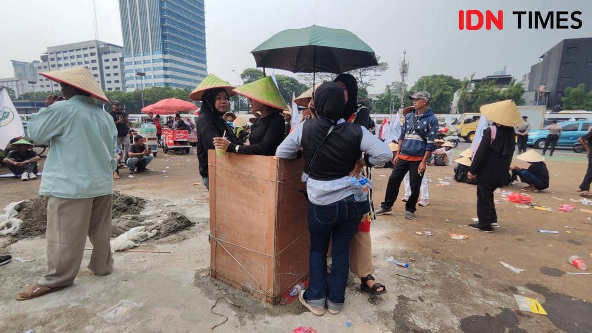 Kelompok Petani Demo di DPR, Nekat Gelar Aksi Cor Badan
