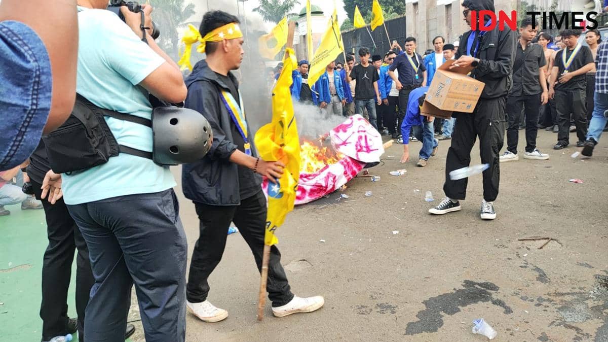 Demo PMII di DPR Ricuh, Massa Bakar Keranda hingga Aksi Saling Dorong