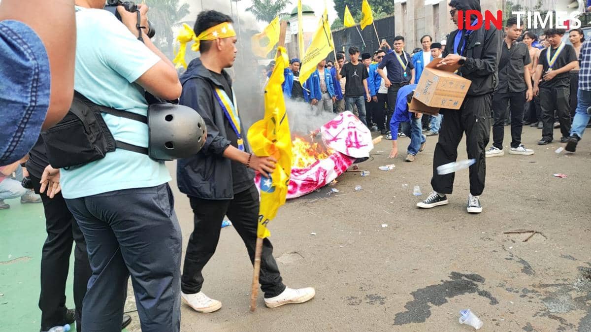 Perwira Polisi Polres Jakpus Patah Kaki saat Amankan Demo PMII di DPR