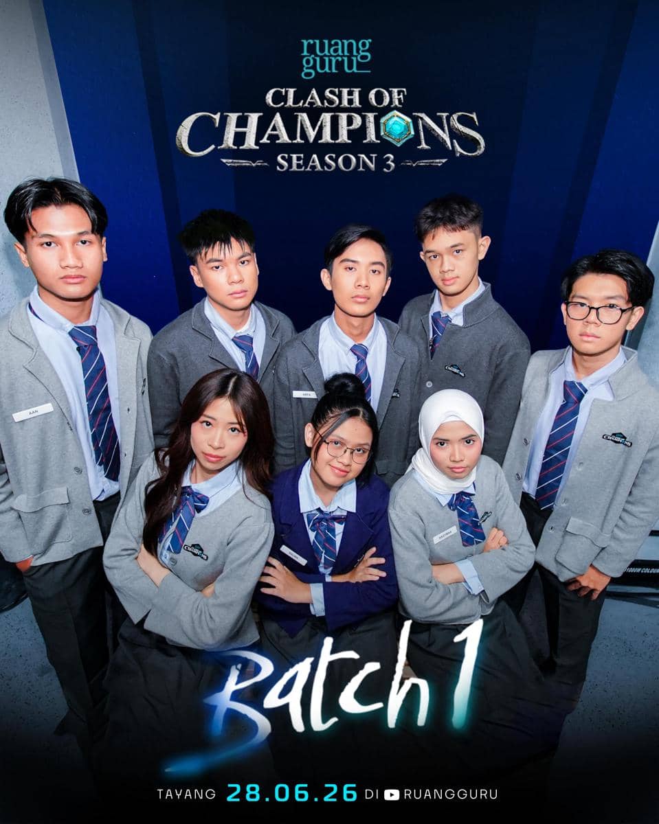 Delapan peserta muda mengenakan seragam abu-abu dan biru berpose bersama untuk acara Clash of Champions Season 3 Batch 1 dari Ruangguru.