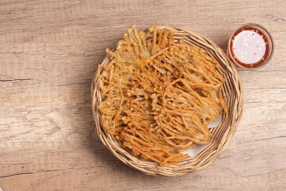 ilustrasi jamur enoki crispy