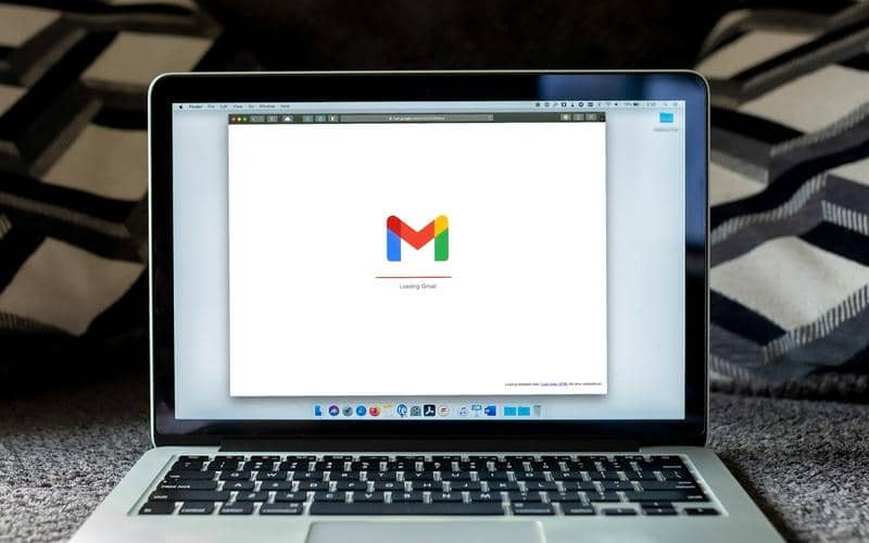 Potret membuka email