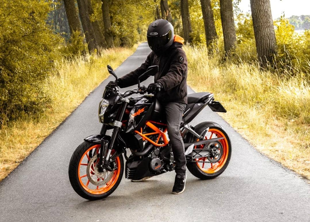 4 Item Penting yang Bikin Perjalanan Naik Motor Lebih Aman