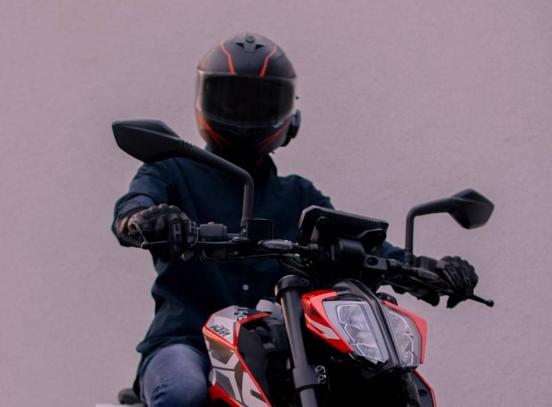 ilustrasi pengendara motor