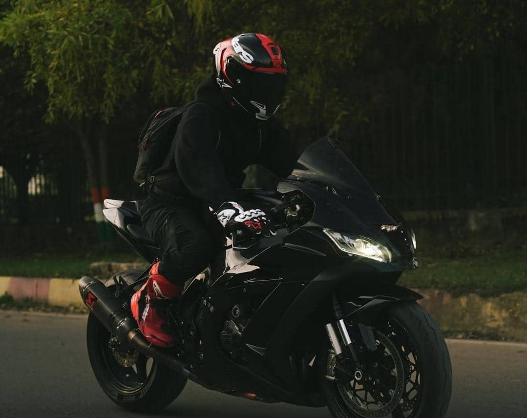 ilustrasi berkendara motor