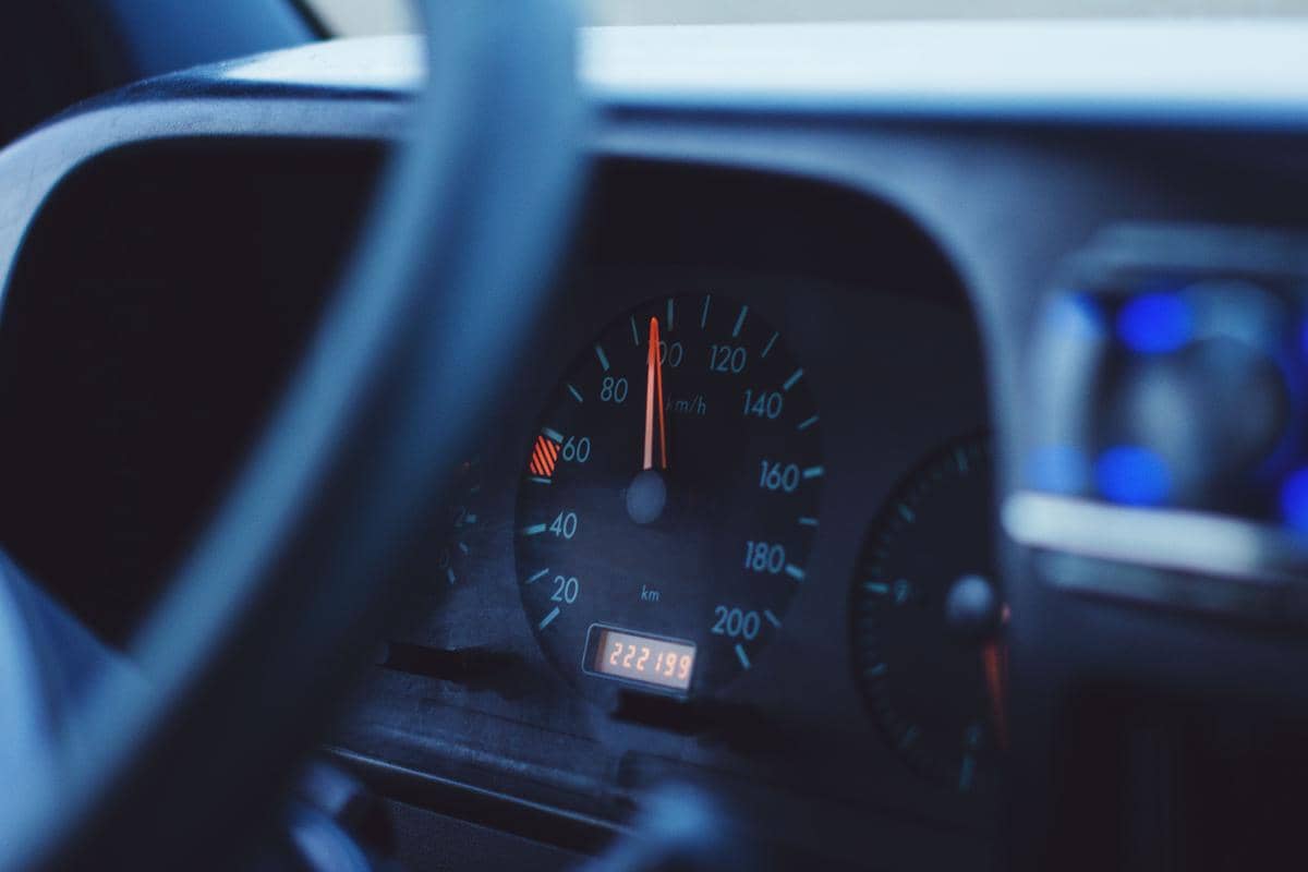 ilustrasi odometer mobil