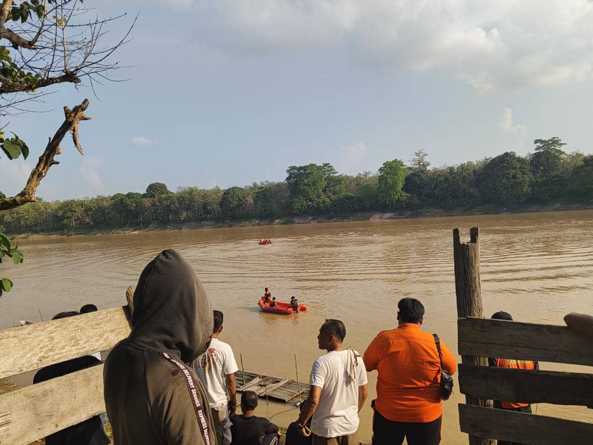 Tim BPBD Muba saat melakukan pencarian pelaku bandar narkoba yang tenggelam di Sungai Musi. 