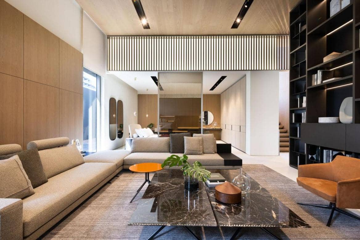 https://unsplash.com/id/foto/ruang-tamu-modern-dengan-sofa-sectional-dan-rak-buku-P8bfUTu6E8I