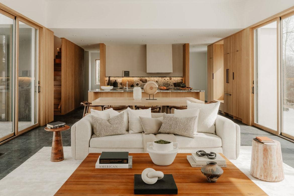 https://unsplash.com/id/foto/ruang-tamu-dan-dapur-modern-dengan-aksen-kayu-alami-Hnec2oEbbxk