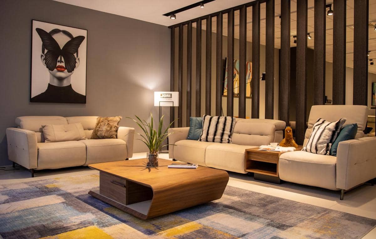 https://unsplash.com/id/foto/ruang-tamu-dengan-dua-sofa-dan-meja-kopi-YZx7N44OUOk